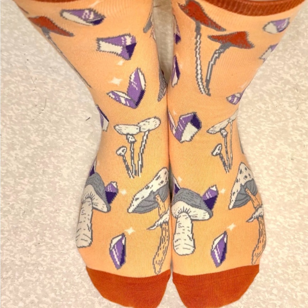 NWOT, awesome socks club, good store 
Color:  fun with‎ fungi
Size:  M/L